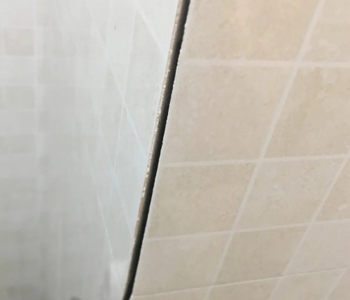 昌江瓷砖空鼓维修公司分享阳台瓷砖脱落的修复过程可以分为以下几个步骤